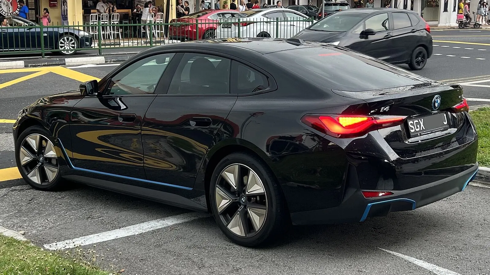 Voiture électrique réelle photographiée en extérieur pour « Guide Complet sur l’Entretien de la Batterie de votre VE en Belgique »