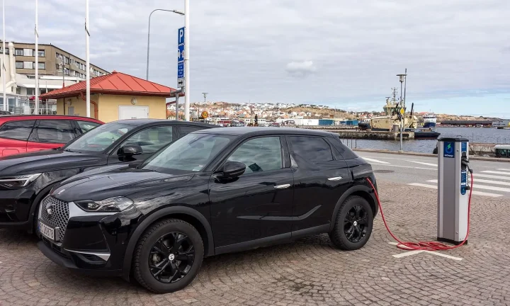 Voiture électrique réelle photographiée près d’une borne de recharge pour « Guide pratique de la recharge itinérante en Belgique: Conseils et astuces »