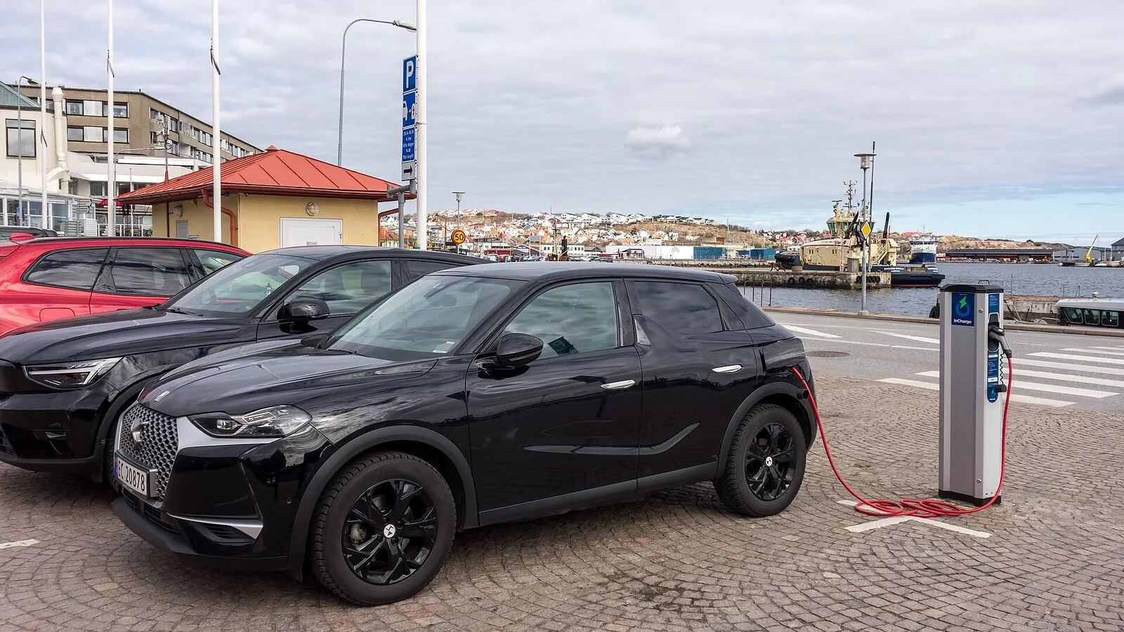 Voiture électrique réelle photographiée près d’une borne de recharge pour « Guide pratique de la recharge itinérante en Belgique: Conseils et astuces »