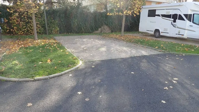Camping-car réel photographié sur la route ou en stationnement pour « Guide des Services sur une Aire pour Camping-cars : De quoi avez-vous besoin ? »