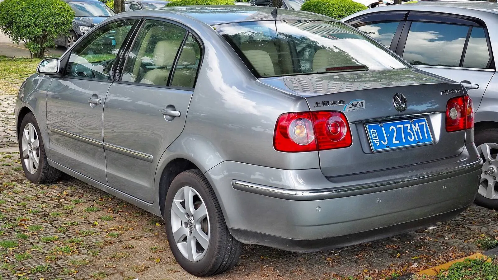 Voiture réelle photographiée en extérieur pour « Pourquoi l’historique d’entretien est non négociable pour une voiture d’occasion »