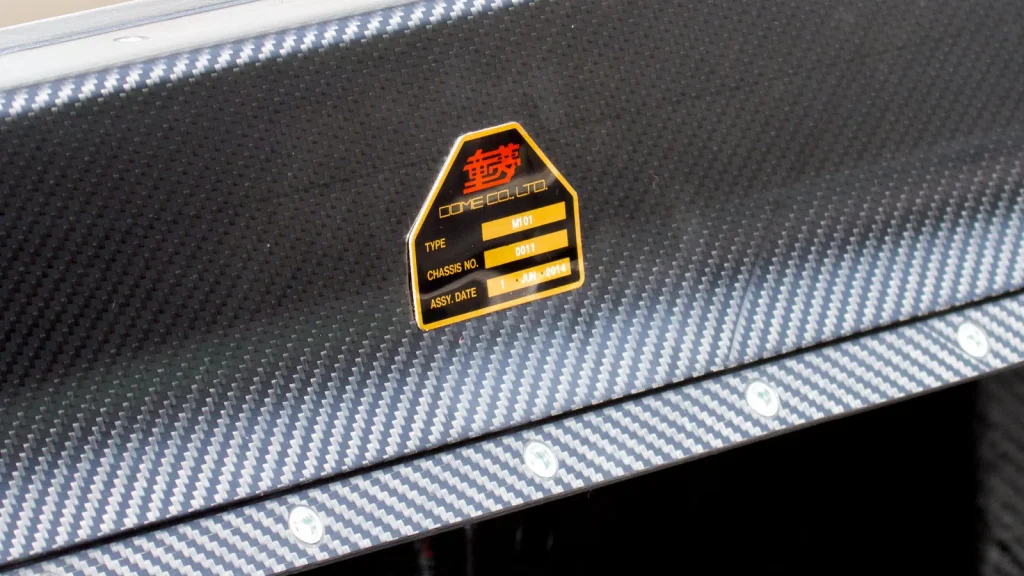 Plaque portant le numéro d’identification VIN d’une voiture