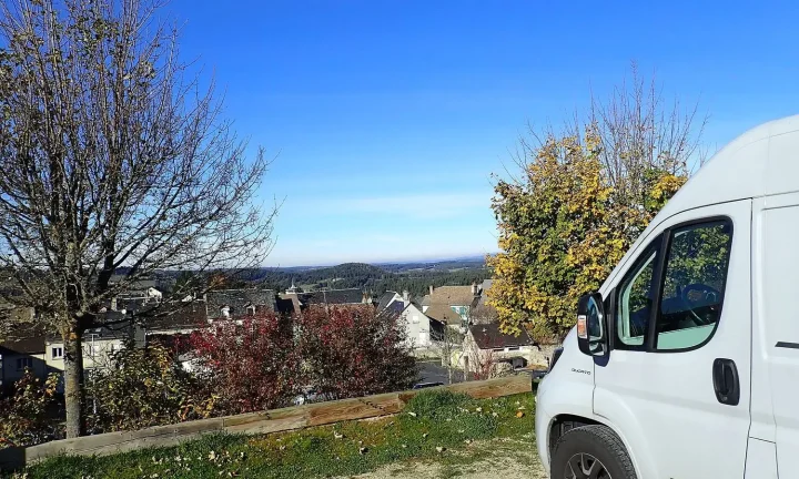 Camping-car réel photographié sur la route ou en stationnement pour « Passer l’Hiver en Camping-car en Belgique : Aires et Campings Ouverts toute l’Année »