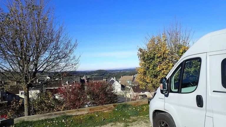 Camping-car réel photographié sur la route ou en stationnement pour « Passer l’Hiver en Camping-car en Belgique : Aires et Campings Ouverts toute l’Année »