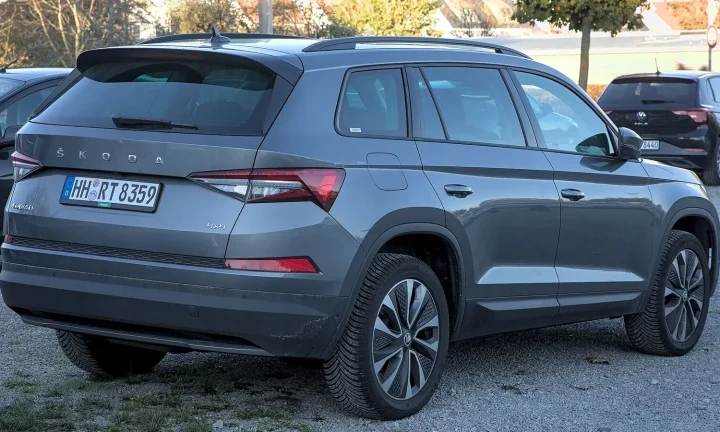 Voiture réelle photographiée en extérieur pour « L’Hiver en Camping-car en Belgique : Préparer son Véhicule et Profiter de la Saison Froide »