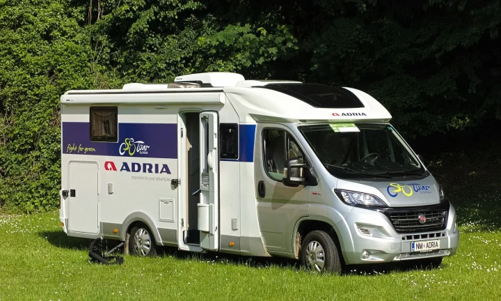 Camping-car réel photographié sur la route ou en stationnement pour « Préparer son Camping-car pour l’Hiver Belge : Guide de l’Hiérvernage »