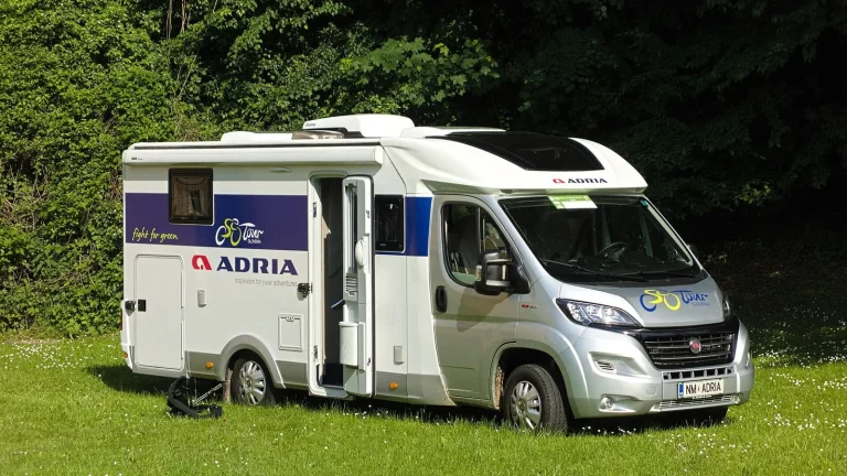 Camping-car réel photographié sur la route ou en stationnement pour « Préparer son Camping-car pour l’Hiver Belge : Guide de l’Hiérvernage »