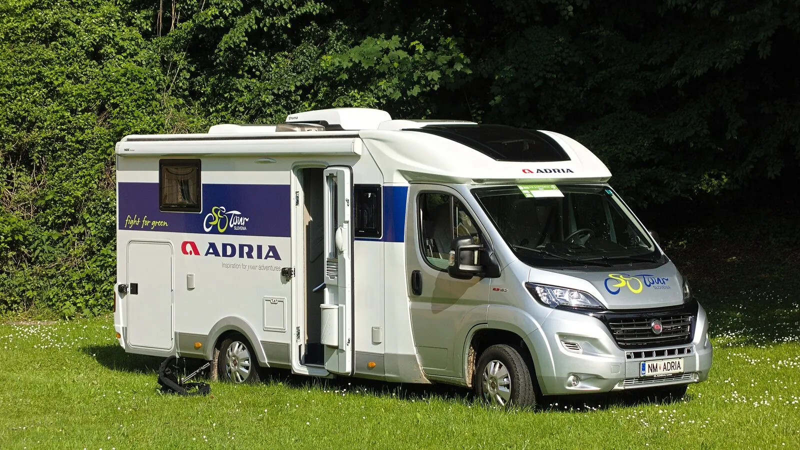 Camping-car réel photographié sur la route ou en stationnement pour « Préparer son Camping-car pour l’Hiver Belge : Guide de l’Hiérvernage »