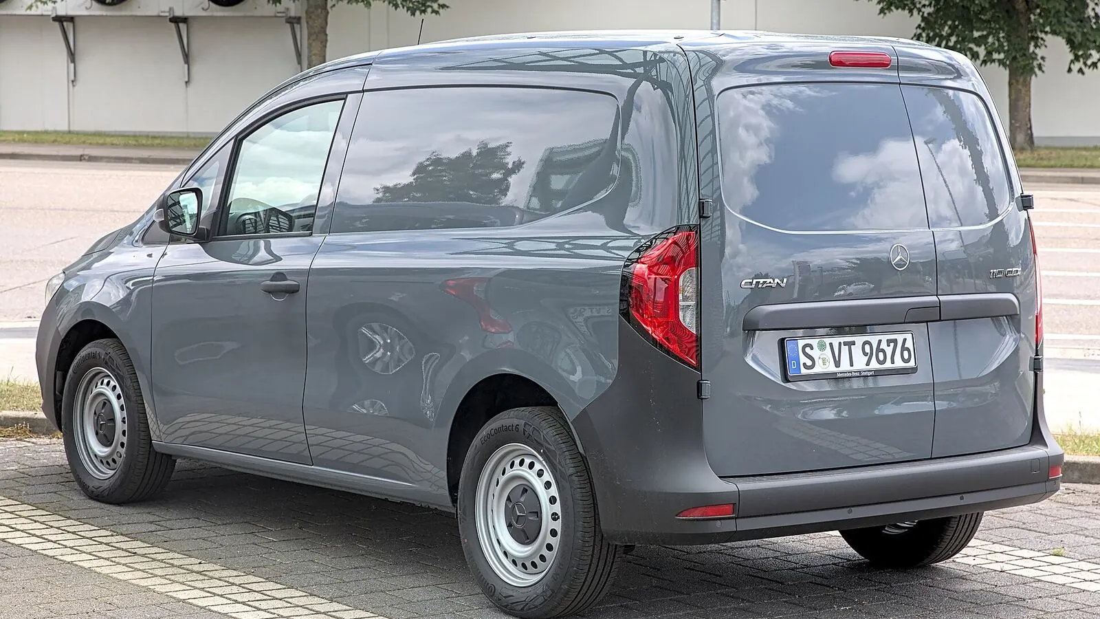 Voiture électrique réelle photographiée en extérieur pour « Homologation et Immatriculation des Voitures Électriques en Belgique : Procédure »