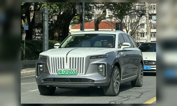 Photo réelle d’une Hongqi E-HS9 illustrant le guide d’achat belge