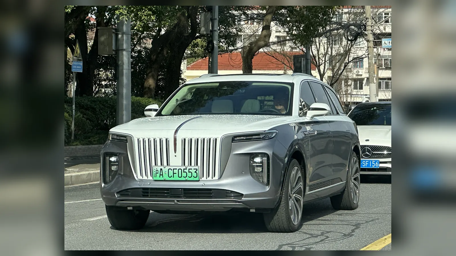 Photo réelle d’une Hongqi E-HS9 illustrant le guide d’achat belge