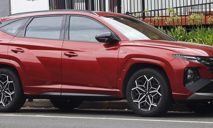 Hyundai Tucson de quatrième génération photographié de trois quarts avant