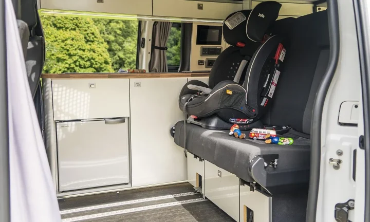 Camping-car réel photographié sur la route ou en stationnement pour « Immatriculation d’un camping-car en Belgique : La procédure expliquée »