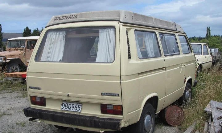 Camping-car réel photographié sur la route ou en stationnement pour « Immatriculation et Légalisation de son Camping-car en Belgique : Ce qu’il Faut Savoir »