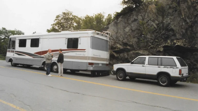 Camping-car réel photographié sur la route ou en stationnement pour « Immatriculation et Taxes de Circulation pour Camping-car Belge : Le Guide »