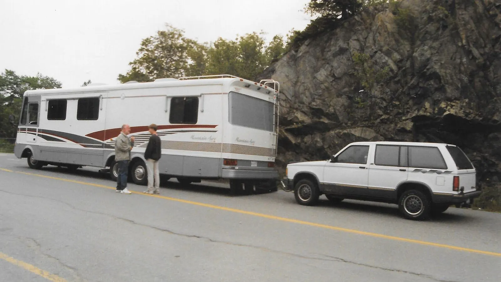 Camping-car réel photographié sur la route ou en stationnement pour « Immatriculation et Taxes de Circulation pour Camping-car Belge : Le Guide »