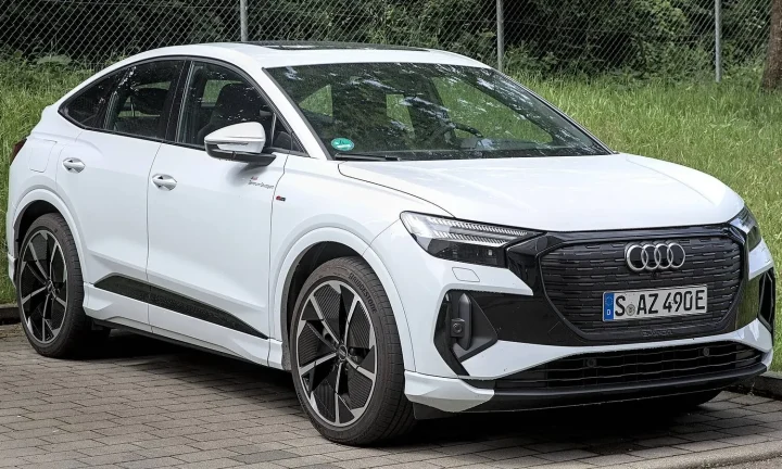 Voiture électrique réelle photographiée en extérieur pour « Impact comparatif: production d’une VE vs. d’une voiture thermique en Belgique »