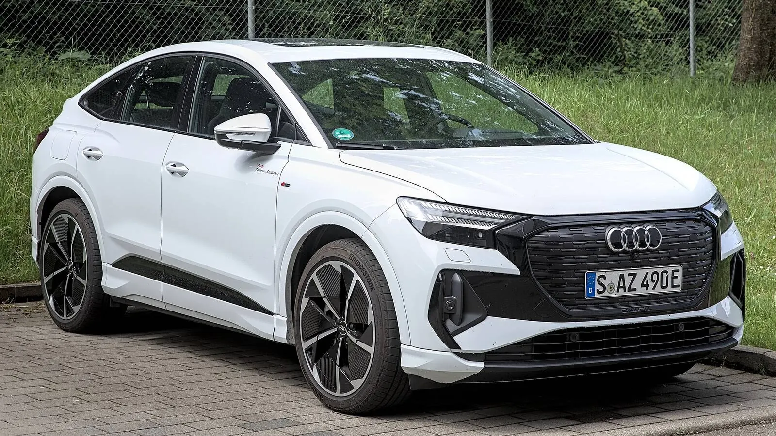 Voiture électrique réelle photographiée en extérieur pour « Impact comparatif: production d’une VE vs. d’une voiture thermique en Belgique »