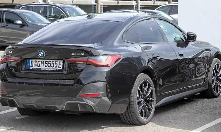 Voiture électrique réelle photographiée en extérieur pour « L’impact de la dégradation de la batterie sur la valeur et le TCO d’un VE en Belgique »