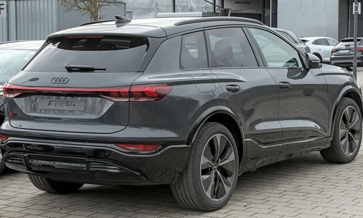 Voiture électrique réelle photographiée en extérieur pour « Impact de la dégradation des batteries sur la performance écologique des VE »