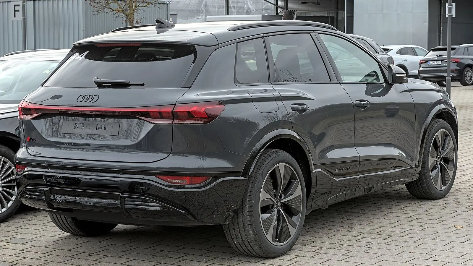 Voiture électrique réelle photographiée en extérieur pour « Impact de la dégradation des batteries sur la performance écologique des VE »