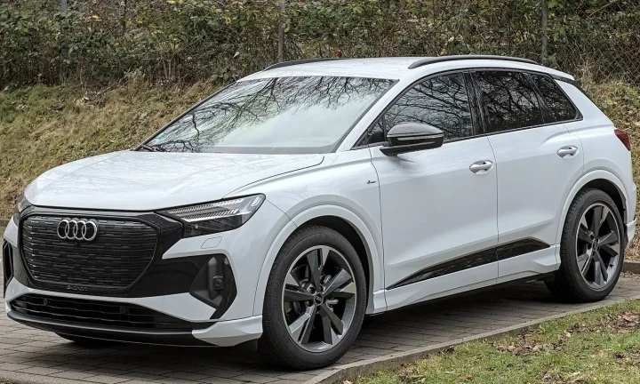 Voiture électrique réelle photographiée en extérieur pour « Impact écologique global des VE: une vision complète pour la Belgique »
