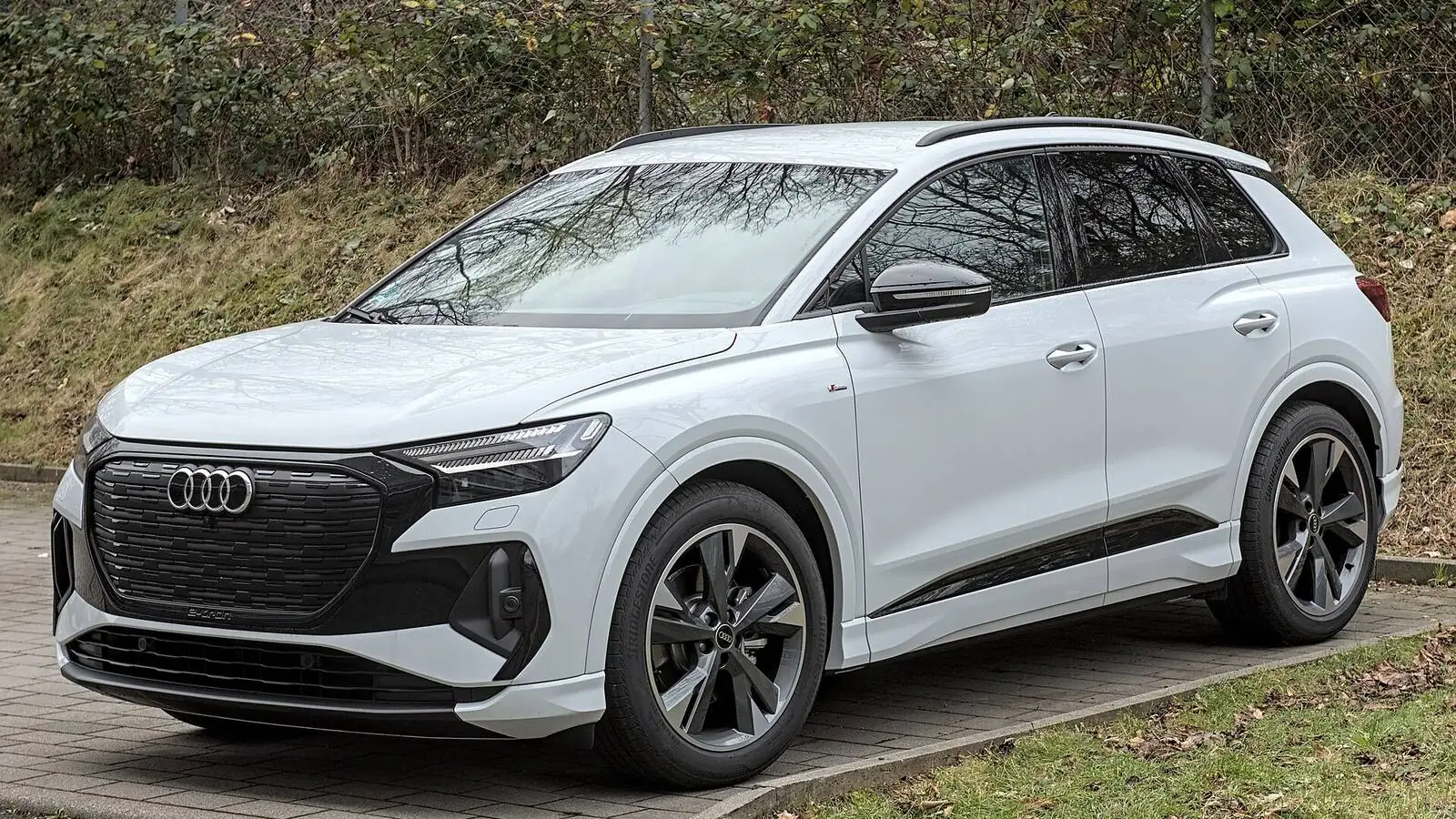 Voiture électrique réelle photographiée en extérieur pour « Impact écologique global des VE: une vision complète pour la Belgique »