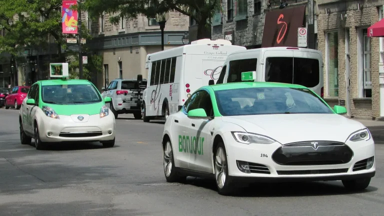 Voiture électrique réelle photographiée en extérieur pour « Au-delà des Économies: L’Impact Écologique Réel des Voitures d’Occasion Hybrides et Élect… »