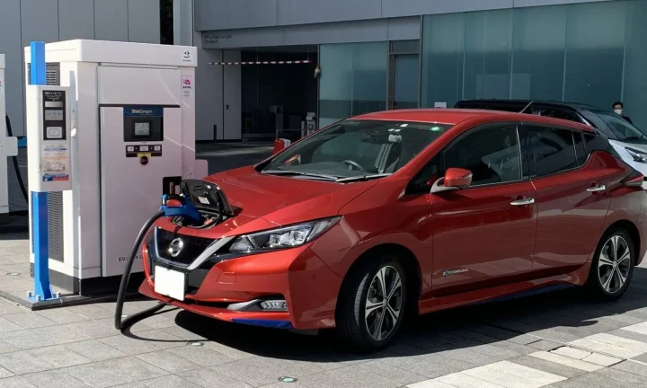 Voiture électrique réelle photographiée en extérieur pour « Impact écologique des subventions VE : une analyse pour la Belgique »