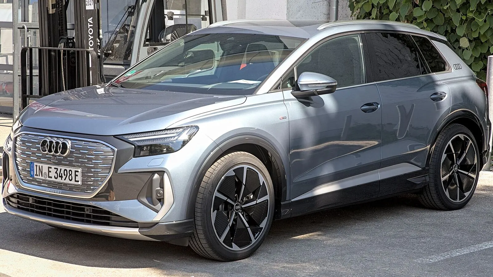 Voiture électrique réelle photographiée en extérieur pour « Impact Écologique des Voitures Électriques »