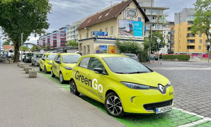 Voiture électrique réelle photographiée en extérieur pour « Impact Environnemental des VE : Comparaison par Modèle de Fabrication en Belgique »
