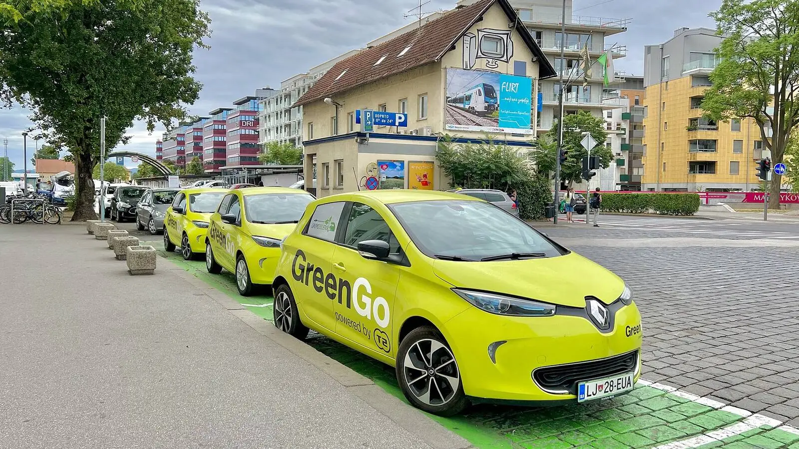 Voiture électrique réelle photographiée en extérieur pour « Impact Environnemental des VE : Comparaison par Modèle de Fabrication en Belgique »