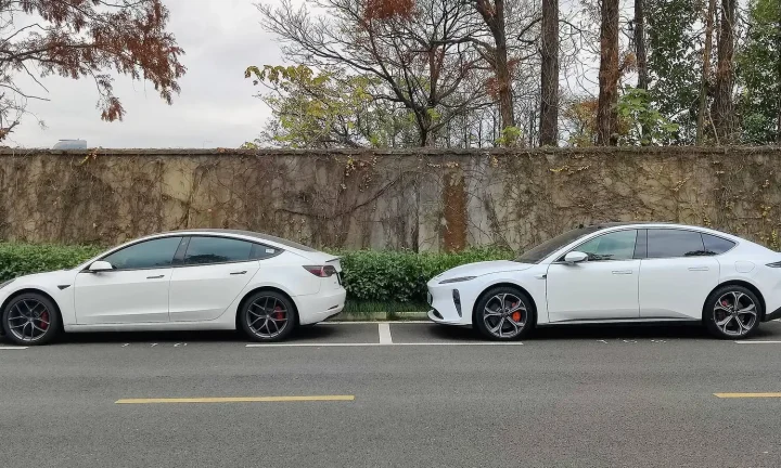 Voiture électrique réelle photographiée en extérieur pour « Impact environnemental des voitures électriques : Bilan carbone en Belgique »