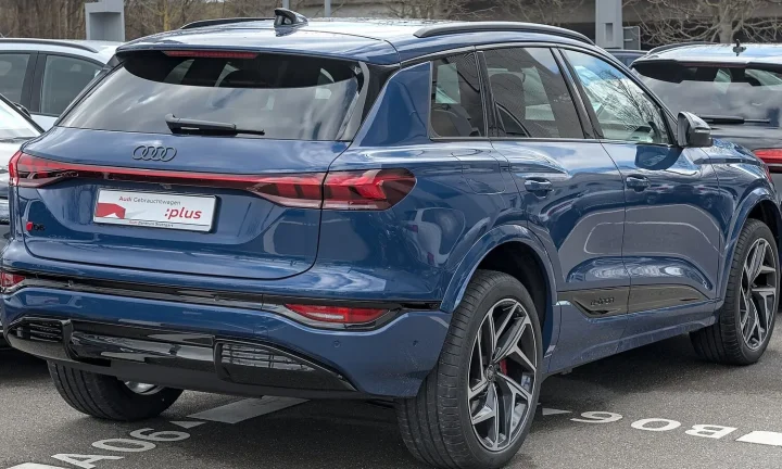 Voiture électrique réelle photographiée en extérieur pour « Impact de la fabrication des pneus pour VE: une analyse environnementale »