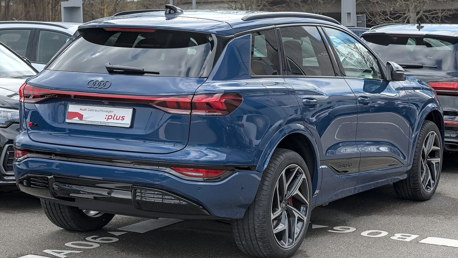 Voiture électrique réelle photographiée en extérieur pour « Impact de la fabrication des pneus pour VE: une analyse environnementale »