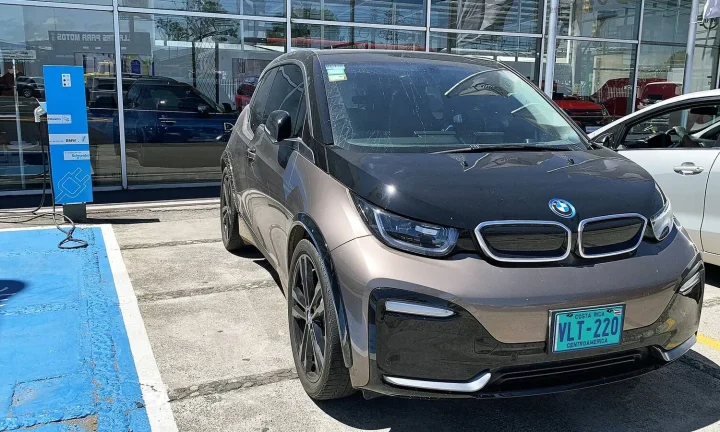 Voiture électrique réelle photographiée en extérieur pour « Impact de la fiscalité wallonne sur le coût d’un VE : le point détaillé »