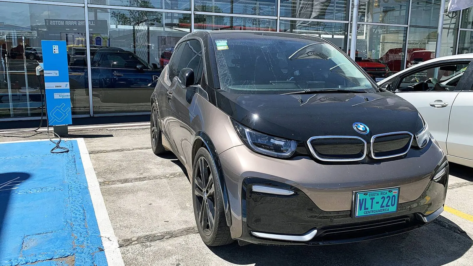 Voiture électrique réelle photographiée en extérieur pour « Impact de la fiscalité wallonne sur le coût d’un VE : le point détaillé »