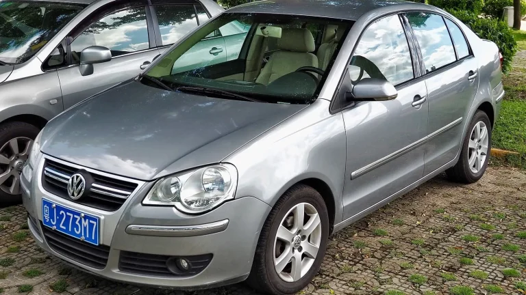 Voiture réelle photographiée en extérieur pour « Impact du kilométrage sur la valeur de revente de votre auto en Belgique »