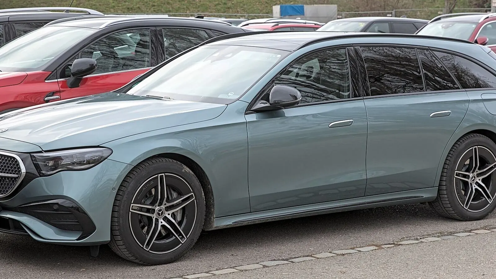 Voiture électrique réelle photographiée en extérieur pour « Impact de la Législation Fiscale 2026 sur les Voitures de Société Électriques en Belgique »
