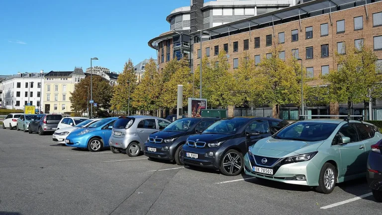 Voitures réelles photographiées dans un contexte de vente automobile pour « Impact des zones de basses émissions (LEZ) sur le leasing auto en Belgique »