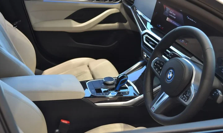 Voiture électrique réelle photographiée en extérieur pour « L’Impact des Pénuries de Composants sur la Livraison des VE en Belgique »