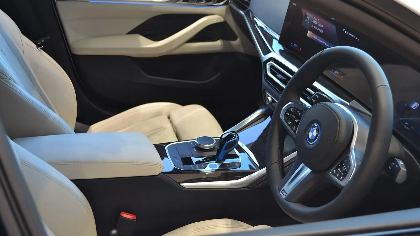 Voiture électrique réelle photographiée en extérieur pour « L’Impact des Pénuries de Composants sur la Livraison des VE en Belgique »