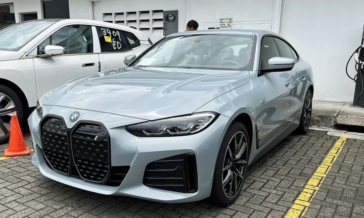 Voiture électrique réelle photographiée en extérieur pour « L’Impact du Prix de l’Électricité sur les Utilisateurs de VE Belges »
