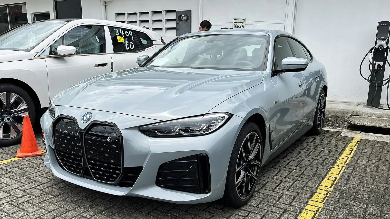 Voiture électrique réelle photographiée en extérieur pour « L’Impact du Prix de l’Électricité sur les Utilisateurs de VE Belges »