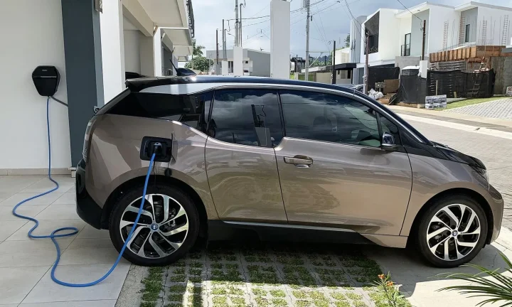Voiture électrique réelle photographiée en extérieur pour « Impact des prix de l’énergie sur la rentabilité des VE en Belgique »