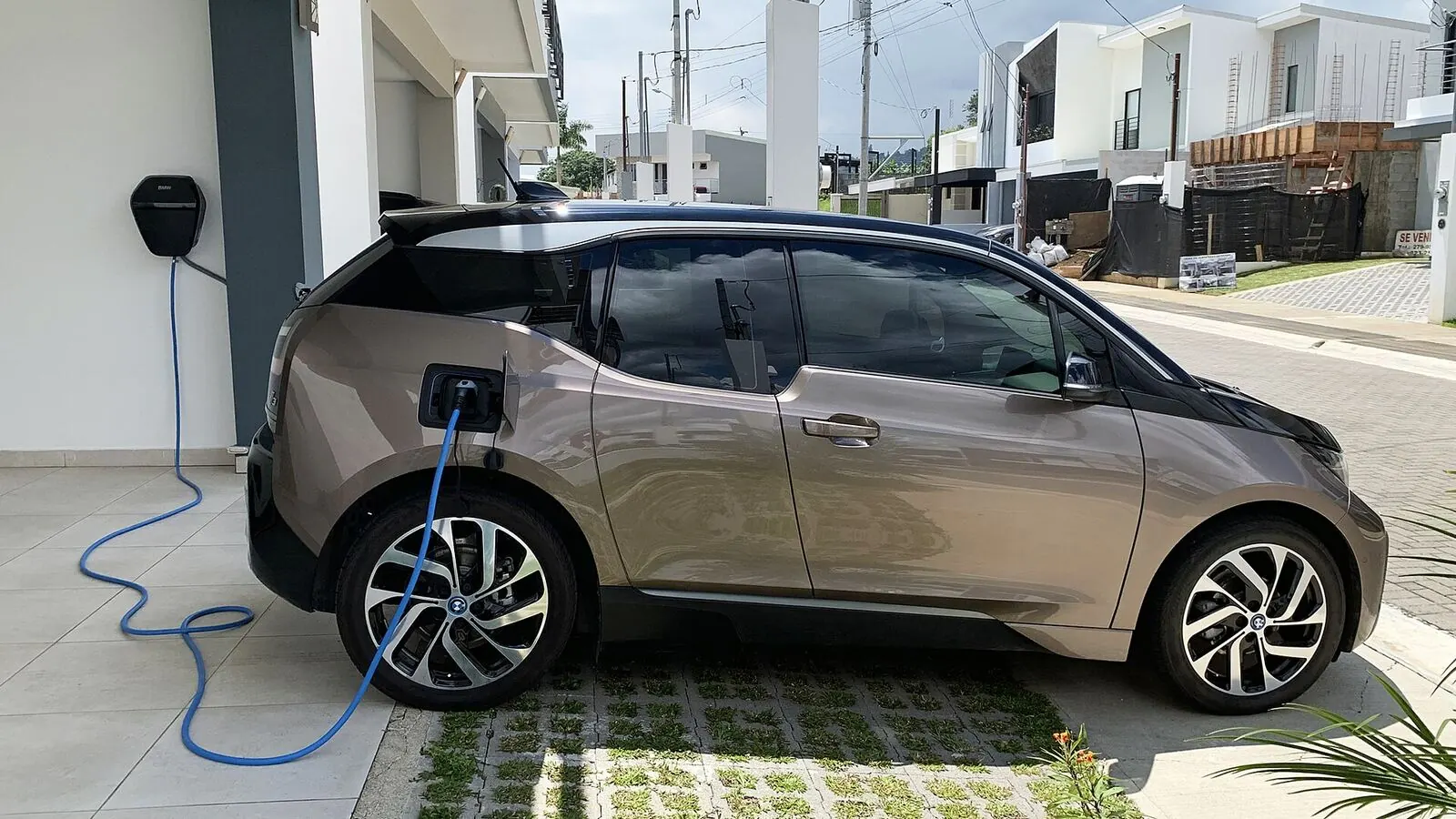 Voiture électrique réelle photographiée en extérieur pour « Impact des prix de l’énergie sur la rentabilité des VE en Belgique »