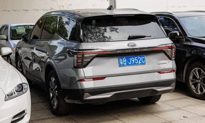 Voiture réelle photographiée en extérieur pour « L’Impact de la Recharge Rapide sur la Durée de Vie de Votre Batterie en Belgique »