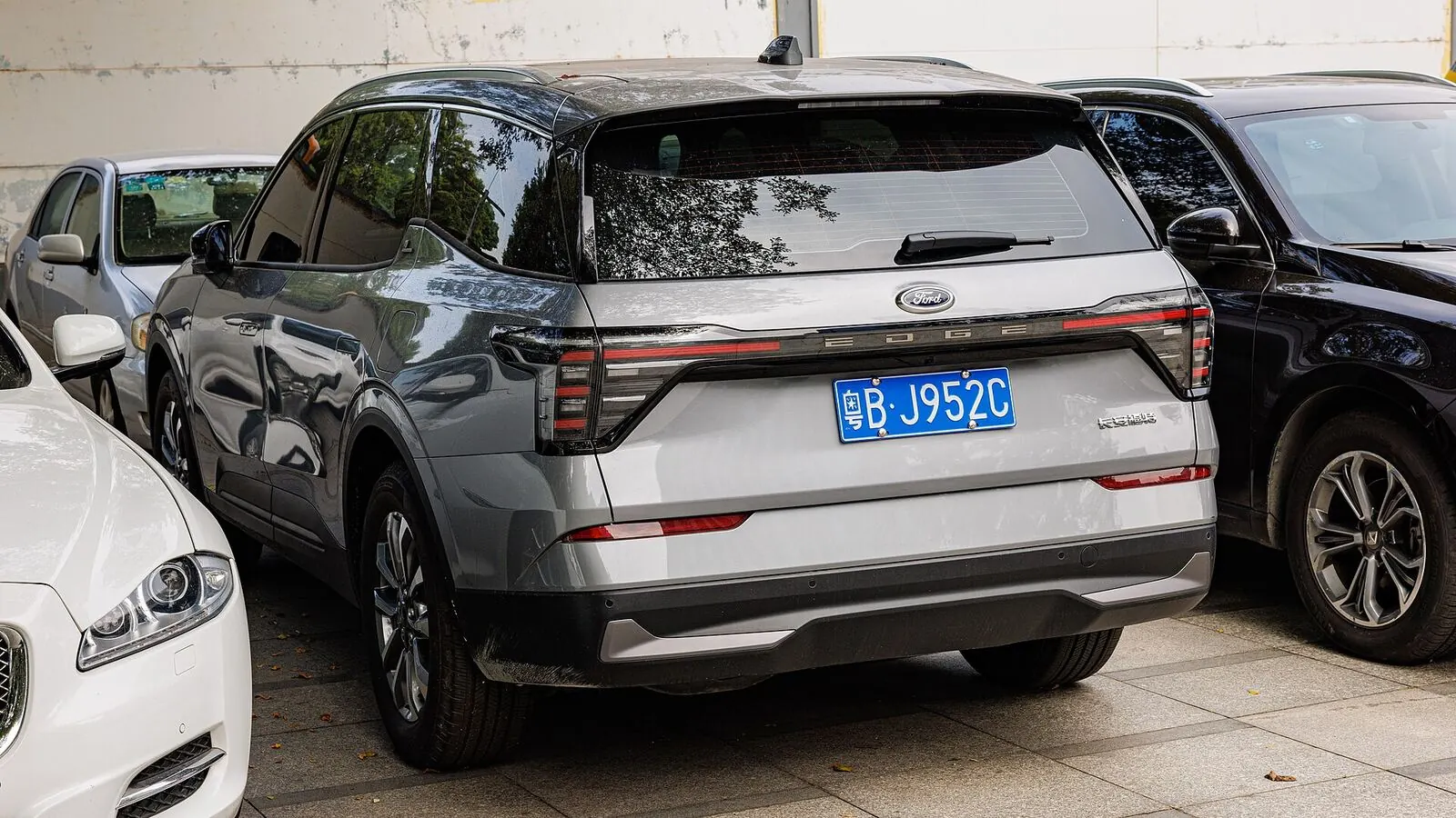 Voiture réelle photographiée en extérieur pour « L’Impact de la Recharge Rapide sur la Durée de Vie de Votre Batterie en Belgique »