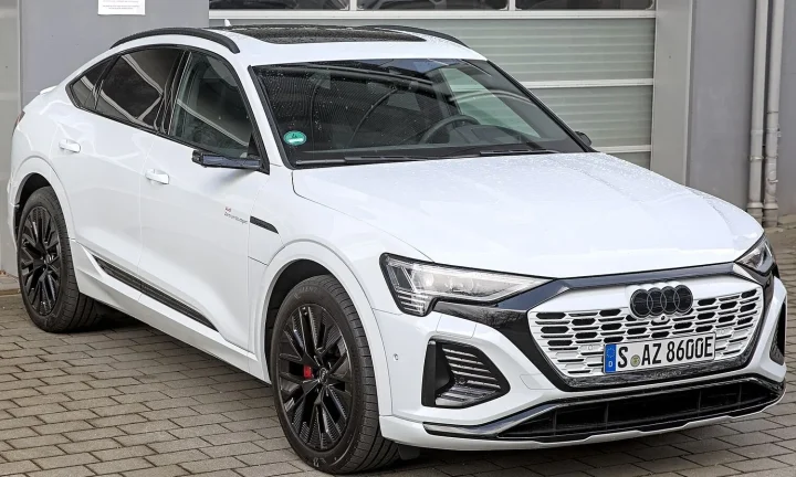 Voiture électrique réelle photographiée en extérieur pour « L’impact sonore positif des VE: une qualité de vie améliorée en Belgique »