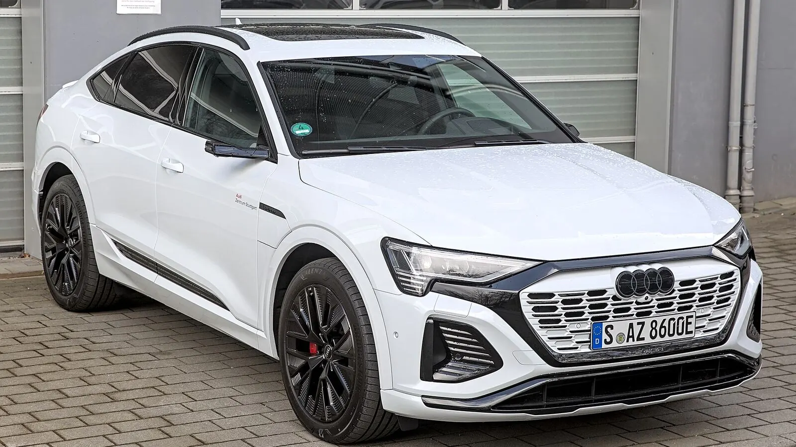 Voiture électrique réelle photographiée en extérieur pour « L’impact sonore positif des VE: une qualité de vie améliorée en Belgique »